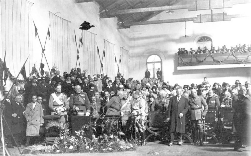 Miguel Primo de Rivera en el interior de la Academia de Caballería durante una visita en 1925. 