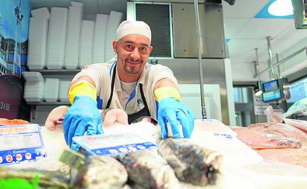 Delfín Fernández, encargado de la Pescadería Blanco, ubicada en el Mercado del Val de Valladolid. 