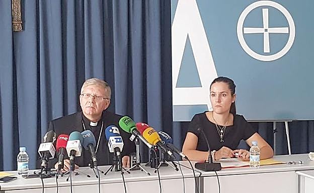 El obispo de Astorga, en un momento de su rueda de prensa.