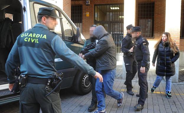 'El Terre' es conducido a los juzgados de Medina tras su detención.