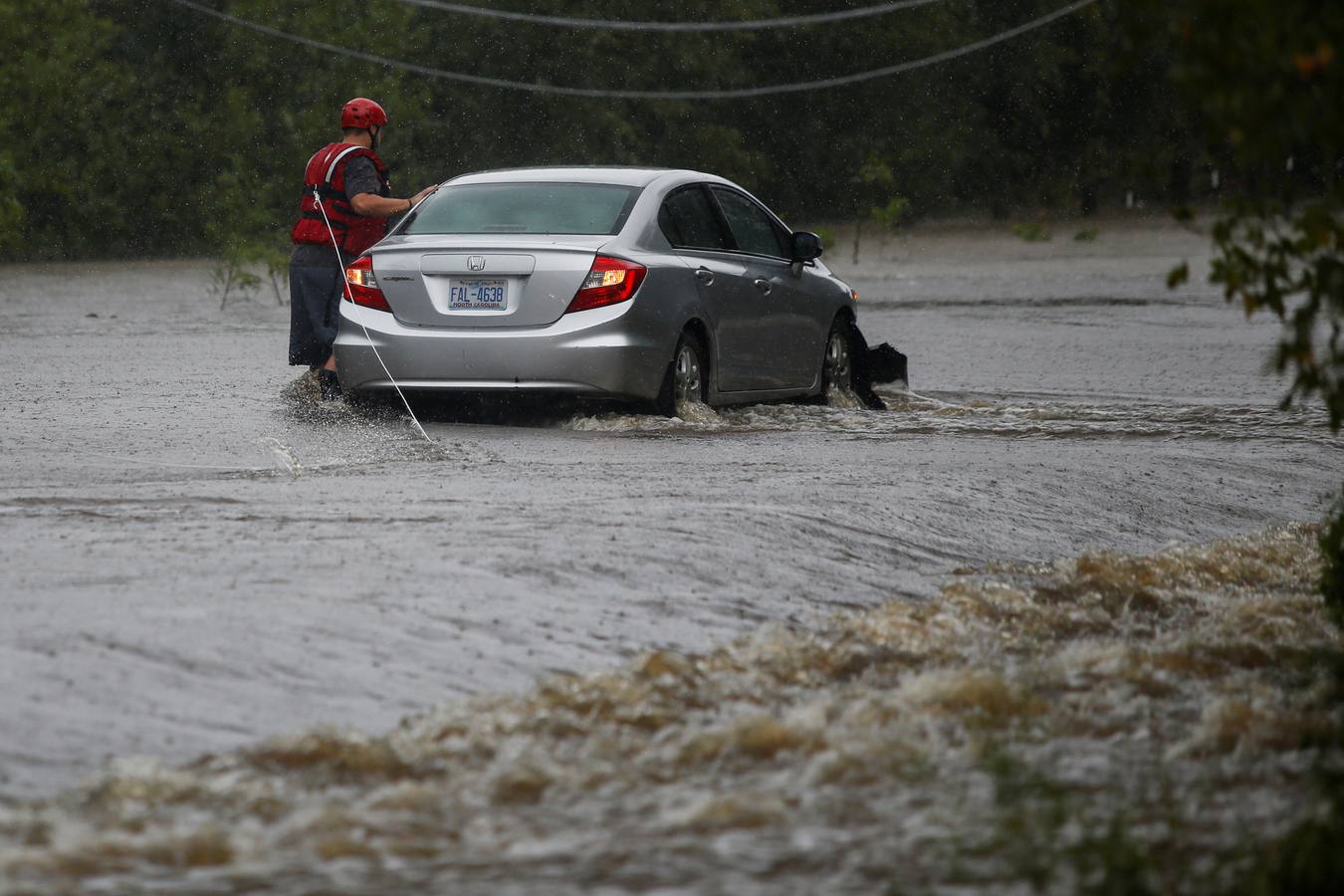 Mientras Florence se disipa en su camino hacia el noroeste, la ahora depresión tropical sigue dejando una pertinaz lluvia en la región, especialmente en la frontera entre Carolina del Norte y Carolina del Sur
