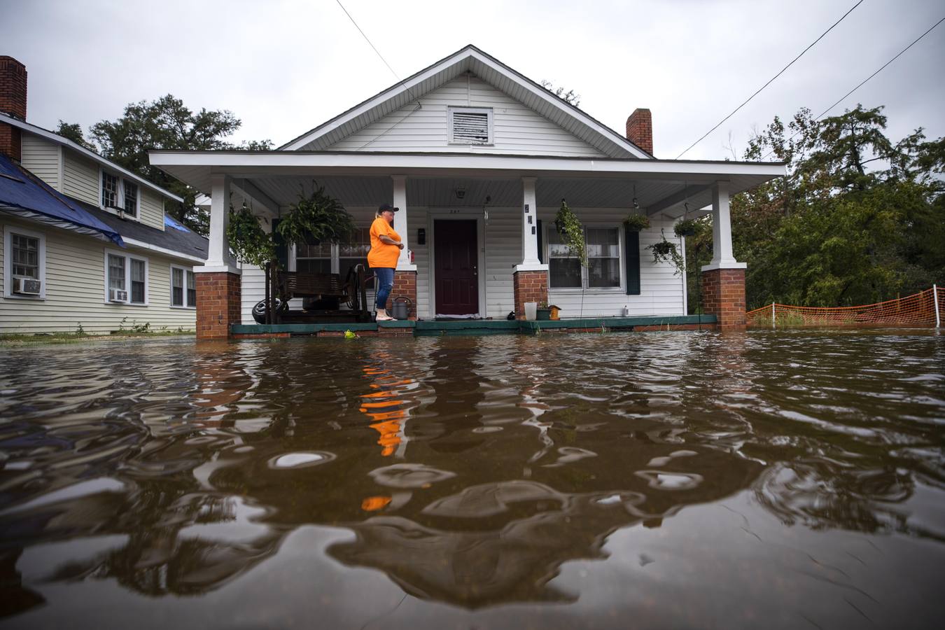 Mientras Florence se disipa en su camino hacia el noroeste, la ahora depresión tropical sigue dejando una pertinaz lluvia en la región, especialmente en la frontera entre Carolina del Norte y Carolina del Sur