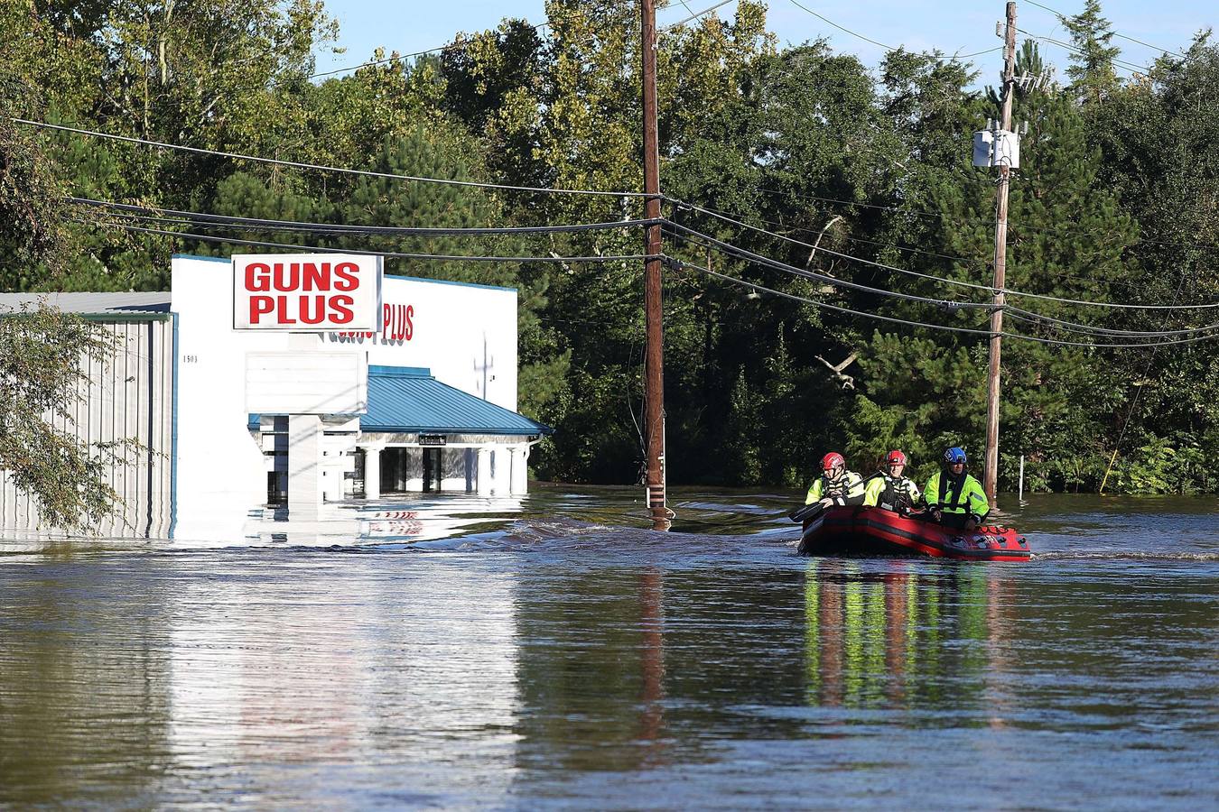 Mientras Florence se disipa en su camino hacia el noroeste, la ahora depresión tropical sigue dejando una pertinaz lluvia en la región, especialmente en la frontera entre Carolina del Norte y Carolina del Sur