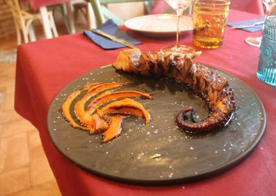 Imagen secundaria 1 - Carmen Caballero y Nicolás de Córdoba, propietarios del establecimiento. Abajo, pulpo con panceta ibérico y guiso de pluma ibérica. 