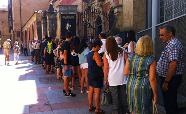 Cola de visitantes en la entrada del museo durante la jornada de puertas abiertas celebrada el pasado día 12.