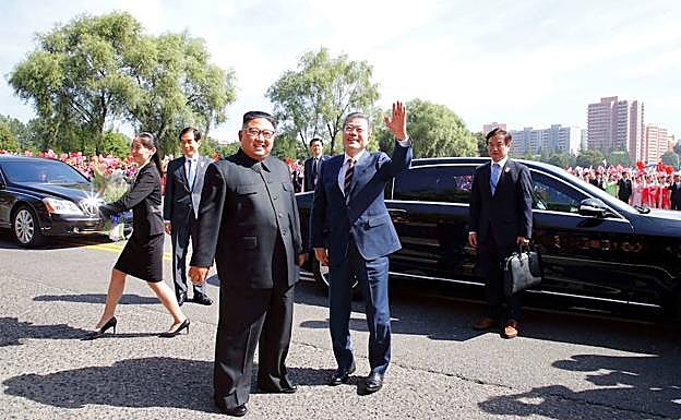 Kim Jong-un recibe a Moon Jae-in para la cumbre de Pionyang.
