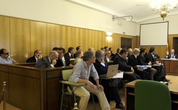 Los acusados, con sus letrados defensores, en el arranque del juicio del PGOU en la Audiencia de Valladolid. 