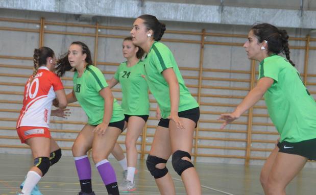La juvenil Natalia (18), Laura (24), Alicia (7) y Marina (9) forman la defensa en Gijón.