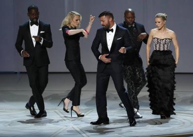 Imagen secundaria 1 - Arriba, Penélope Cruz. Abajo, Ricky Martin en el comienzo de la gala y Rachel Brosnahan con su Emmy. . 
