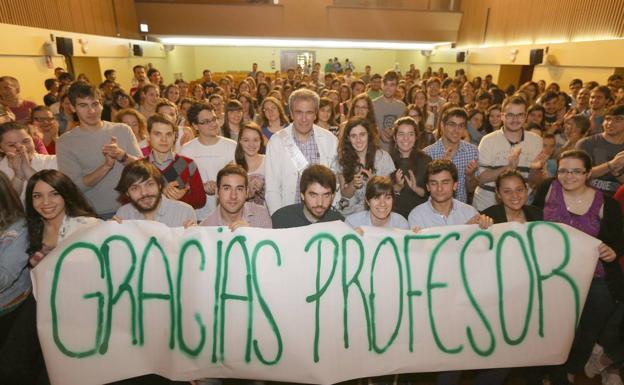 Homenaje de los alumnos en la Facultad de Medicina de Valladolid al catedrático Agustín Caro Patón, en 2015.