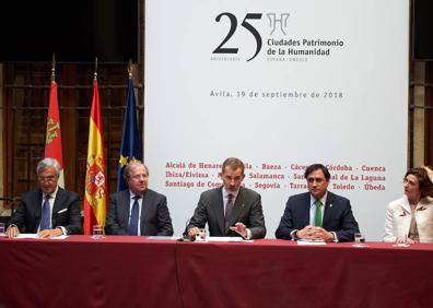 Imagen secundaria 1 - El Rey Felipe VI durante su recorrido por las calles de Ávila con motivo del 25 aniversario de la constitución del Grupo de Ciudades Patrimonio de la Humanidad de España.