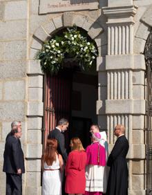 Imagen secundaria 2 - El Rey Felipe VI durante su recorrido por las calles de Ávila con motivo del 25 aniversario de la constitución del Grupo de Ciudades Patrimonio de la Humanidad de España.