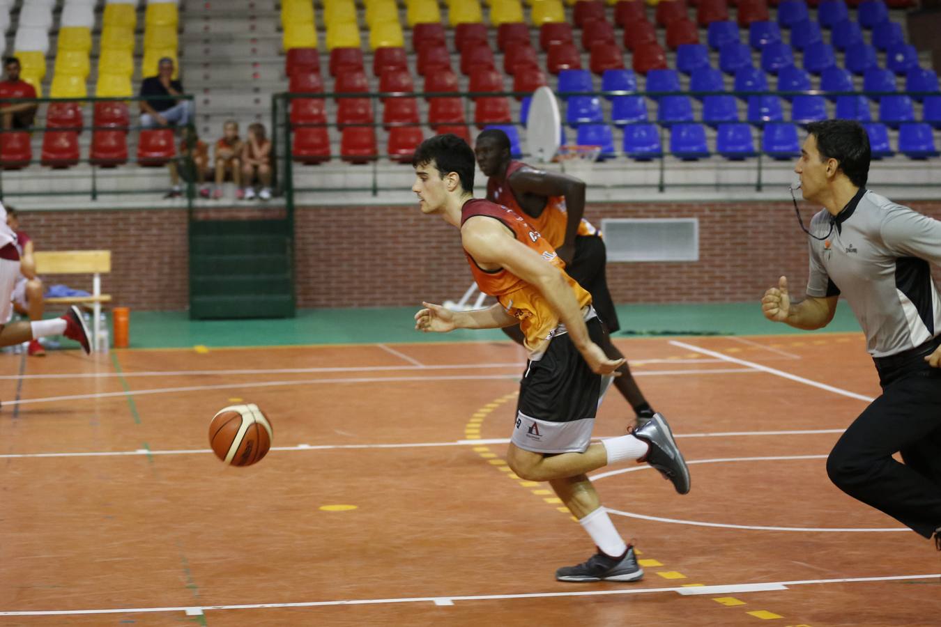 El equipo salmantino se impone en un igualado encuentro al Agustinos Eras de León (79-73)