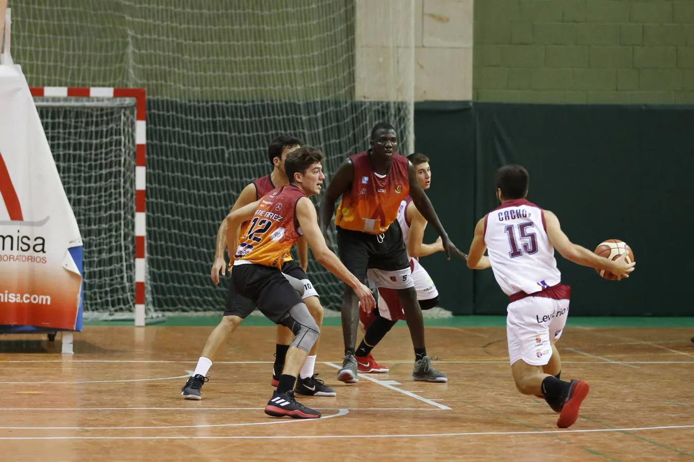 El equipo salmantino se impone en un igualado encuentro al Agustinos Eras de León (79-73)