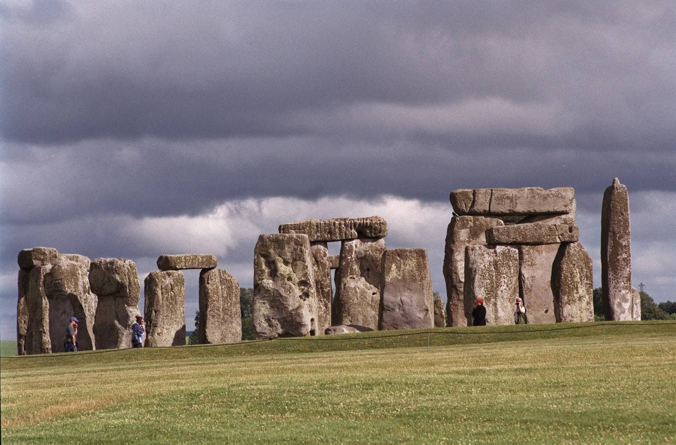 Stonehenge. Es un monumento megalítico situado cerca de Amesbury, en el condado de Wiltshire, Inglaterra. Fue proclamado Patrimonio de la Humanidad por la Unesco en 1986. Formado por grandes bloques de rocas metamórficas distribuidos en cuatro circunferencias concéntricas. No está claro cuál era su función. Algunos expertos se decantan por un observatorio astronómico, ya que durante el solsticio de verano los rayos del Sol atraviesan el eje de la construcción. Sin embargo, otros creen que se trataba de un lugar ritual o incluso una zona de enterramiento para las personalidades de la época debido a los restos óseos de humanos encontrados (unos 300).