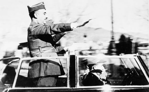 Francisco Franco hace el saludo fascista a su entrada en Barcelona. 