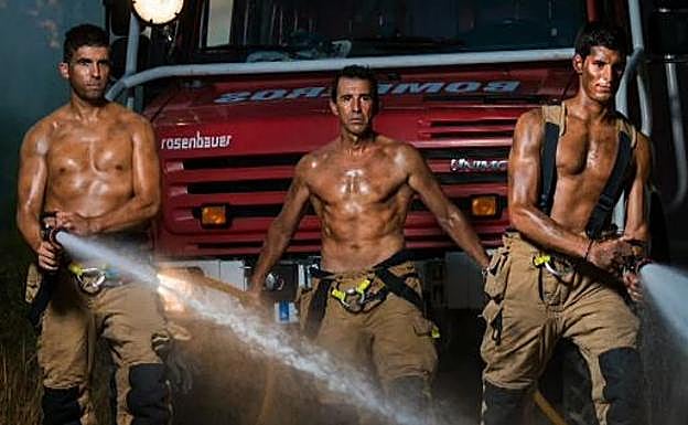 El alcalde de Zaragoza censura un calendario con bomberos semidesnudos