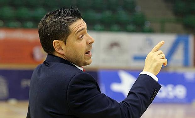 Diego Gacimartín da instrucciones a sus jugadores en un anterior partido.