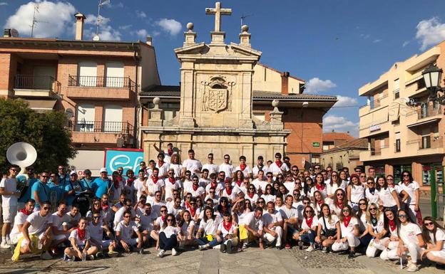 Un numeroso grupo de peñistas en la actividad de La Esquina de Berna Festival