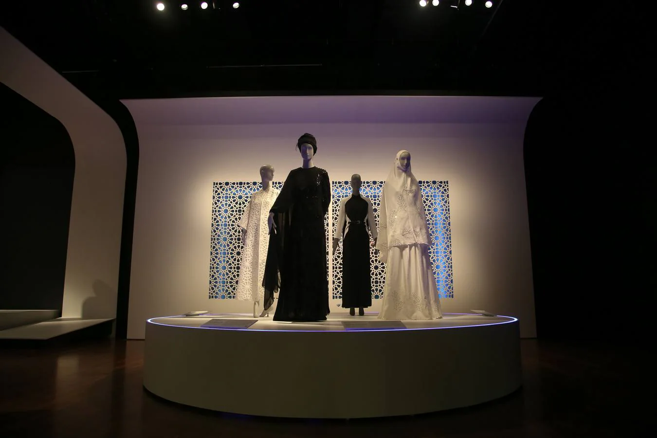 Es la primera gran exposición de museos que explora la naturaleza compleja y diversa de los códigos de vestimenta musulmanes en todo el mundo desde el estilo de alta gama, la ropa deportiva y el aspecto único personalizado de diferentes interpretaciones religiosas y culturas de diseñadores emergentes y establecidos