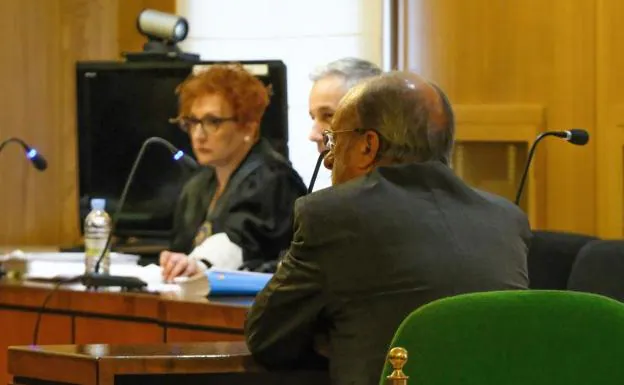 El exalcalde Javier León de la Riva, durante su declaración ante la fiscal encargada del caso.