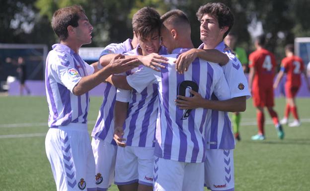 Los jugadores del Juvenil A celebran uno de los goles ante el Santa Marta