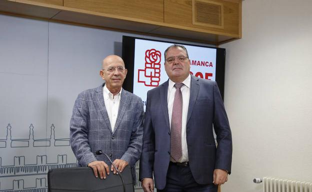 Los concejales socialistas Arturo Ferreras y Fernando Vegas. 