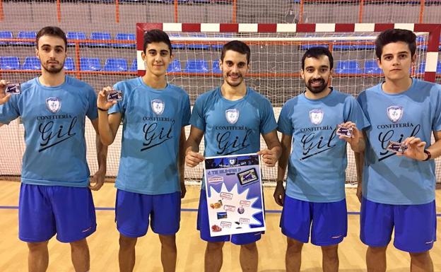 Jugadores del CD Salamanca FS posan con el carné de simpatizante del club. 