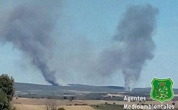 Al fondo, las dos columnas de humo activas en la comarca zamorana de Alsite.