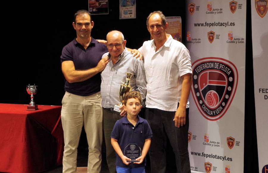 Miguel Ángel Medrano Ureta recogiendo el reconocimiento a su trayectoria deportiva de manos de dos de sus ex pupilos, Raúl Baeza y Carlos Sanz