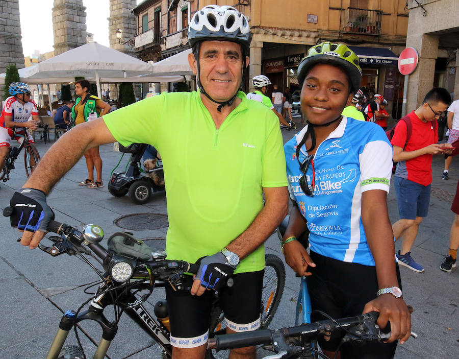 Fotos: Marcha ciclista del Dia del Alzheimer en Segovia