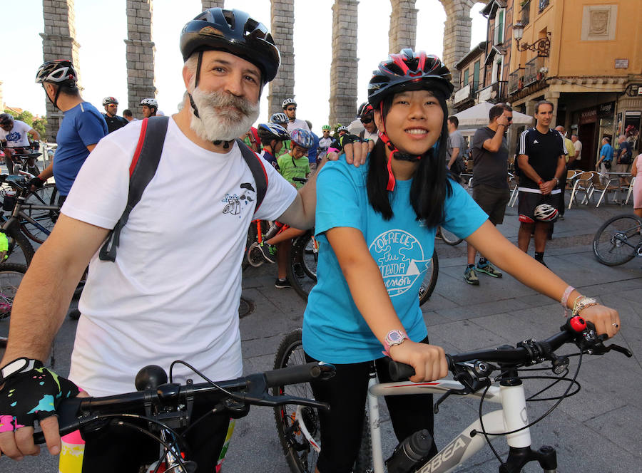 Fotos: Marcha ciclista del Dia del Alzheimer en Segovia