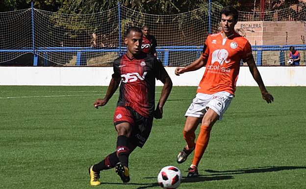 Carlos de la Nava presiona a un rival del Unión Adarve. 