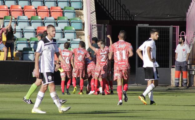 Los jugadores ddel Guijuelo celebran uno de sus goles en el Helmántico. 