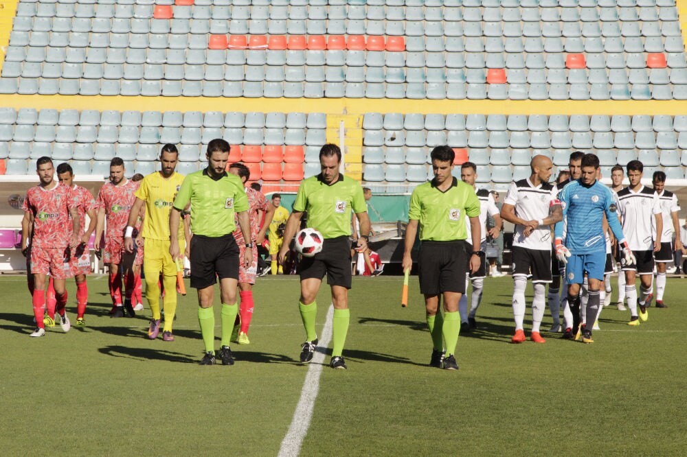 El conjunto chacinero se impone en unos trepidantes minutos finales y logra su primera victoria fuera de la Liga mientras que los de Campos encajan la primera derrota ante su afición