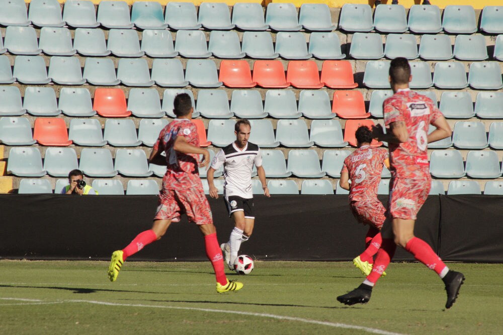 El conjunto chacinero se impone en unos trepidantes minutos finales y logra su primera victoria fuera de la Liga mientras que los de Campos encajan la primera derrota ante su afición