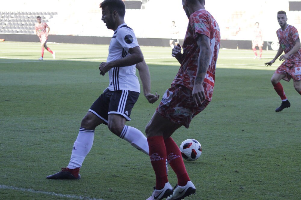 El conjunto chacinero se impone en unos trepidantes minutos finales y logra su primera victoria fuera de la Liga mientras que los de Campos encajan la primera derrota ante su afición