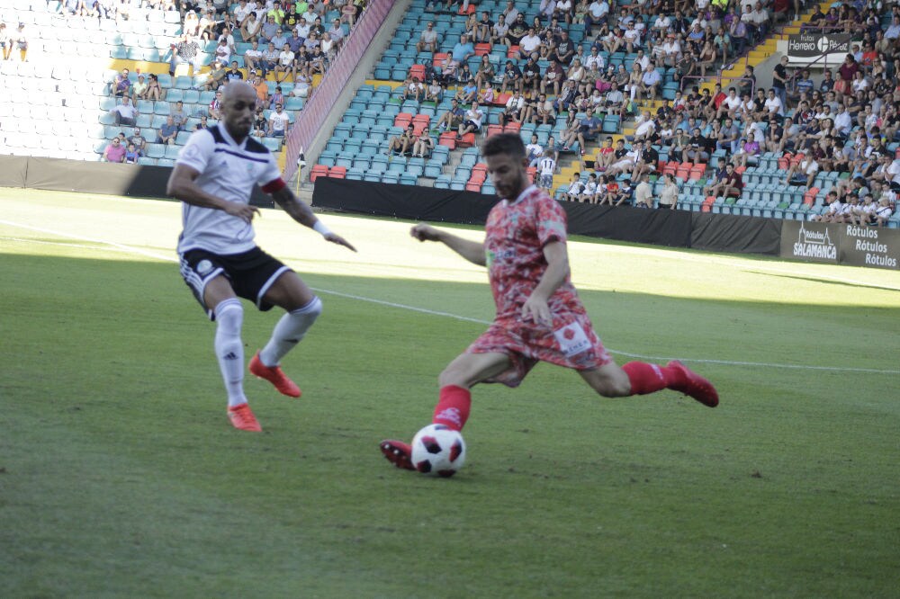 El conjunto chacinero se impone en unos trepidantes minutos finales y logra su primera victoria fuera de la Liga mientras que los de Campos encajan la primera derrota ante su afición