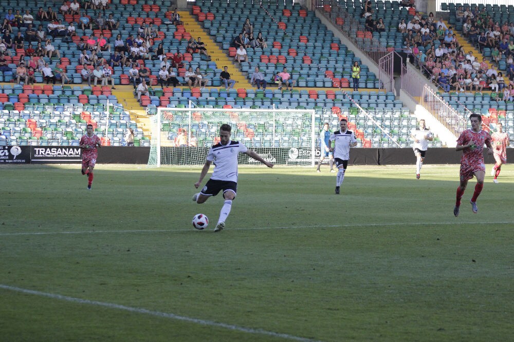 El conjunto chacinero se impone en unos trepidantes minutos finales y logra su primera victoria fuera de la Liga mientras que los de Campos encajan la primera derrota ante su afición