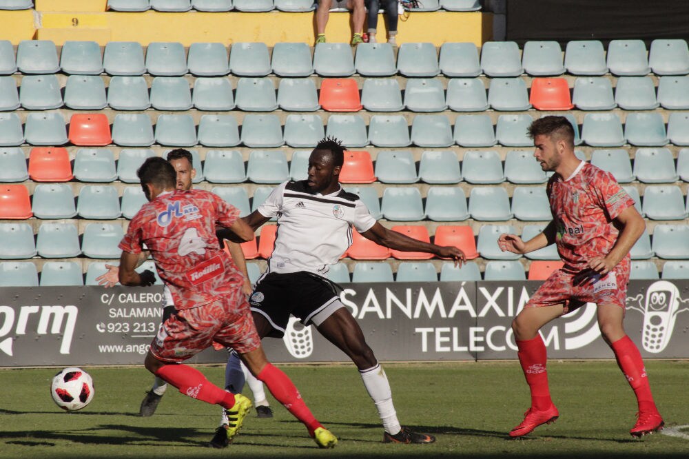 El conjunto chacinero se impone en unos trepidantes minutos finales y logra su primera victoria fuera de la Liga mientras que los de Campos encajan la primera derrota ante su afición