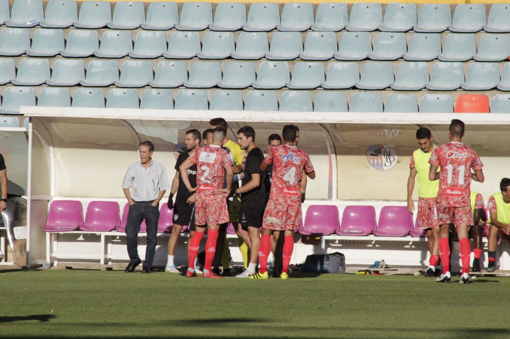 El conjunto chacinero se impone en unos trepidantes minutos finales y logra su primera victoria fuera de la Liga mientras que los de Campos encajan la primera derrota ante su afición