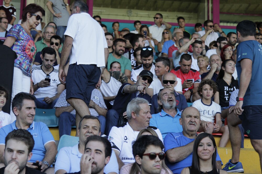 El conjunto chacinero se impone en unos trepidantes minutos finales y logra su primera victoria fuera de la Liga mientras que los de Campos encajan la primera derrota ante su afición