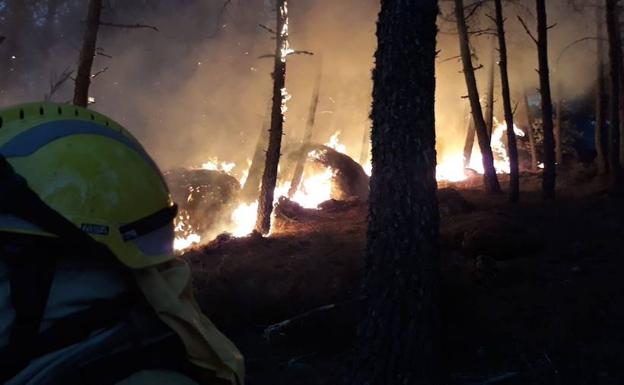 Incendio forestal en Santa Cruz del Valle, Ávila.