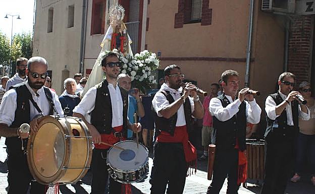 Procesión con la Virgen de La Palma por el barrio de El Salvador de Cuéllar.