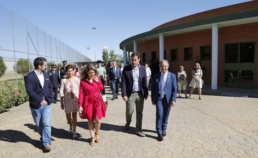 Representantes de las instituciones, acompañados por el director de la cárcel, visitan el centro penitenciario. 