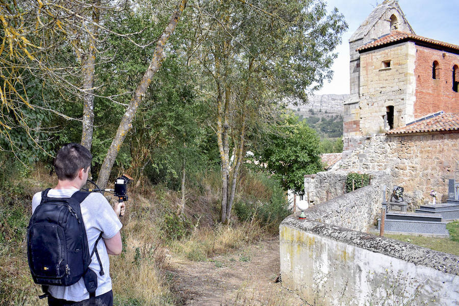 Técnicos del grupo de investigación TIDOP trabajan en el diagnóstico de la iglesia de San Pedro. 