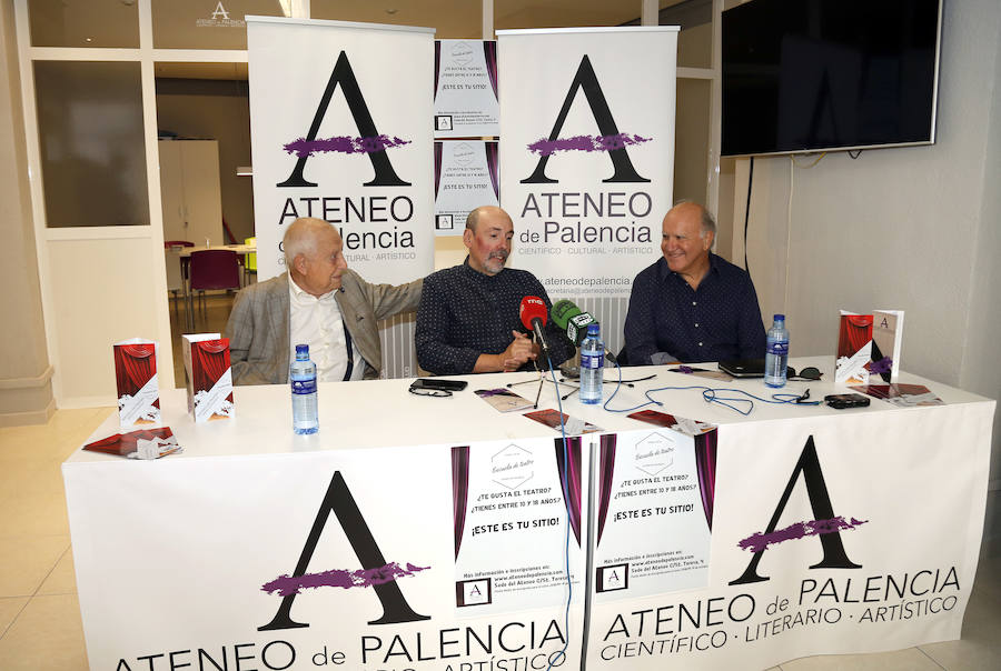 El director honorífico, Antonio Hermoso; el director de la Escuela, Juan Francisco Rojo y el presidente del Ateneo, Fernando Martín, en la presentación del proyecto. 