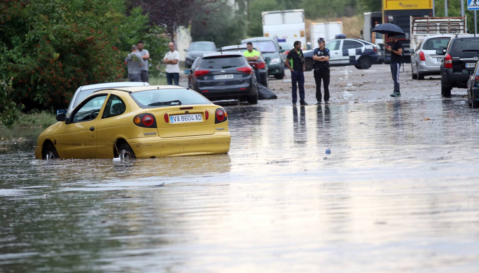 Fotos: La tormenta provoca inundaciones en el polígono de San Cristóbal de Valladolid