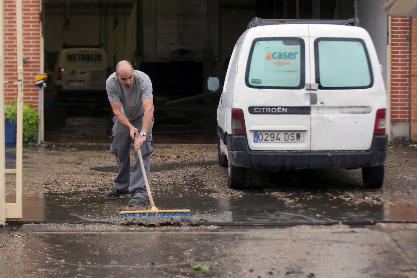 Fotos: La tormenta provoca inundaciones en el polígono de San Cristóbal de Valladolid