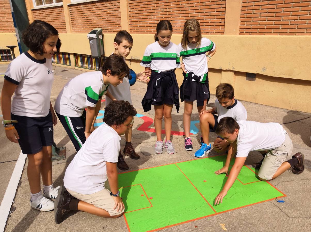 Los profesores han pintado rayuelas, tres en raya y circuitos de chapas en el pavimento del patio para que los niños jueguen en el recreo